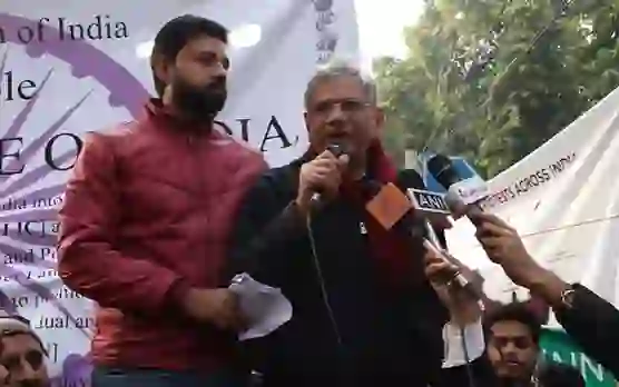 सीताराम येचुरी की मांग, जीडीपी का पाँच फीसदी हो कोरोना राहत पैकेज 