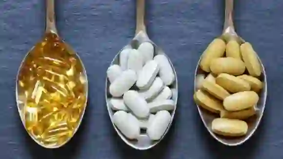 Vitamins For Hair Growth: बालों के स्वास्थ्य को बढ़ाने के लिए जरुरी विटामिन्स