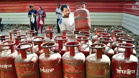 LPG Gas Cylinder: लोकसभा चुनाव का तोहफा, 19 रुपये घटे गैस सिलिंडर के दाम, आपके शहर में कितनी है कीमत