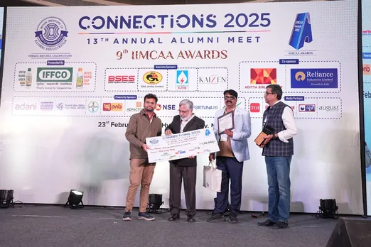 Pallav Jain receiving Agriculture reporter of the year award at IIMCAA Awards 2025 event in Delhi 