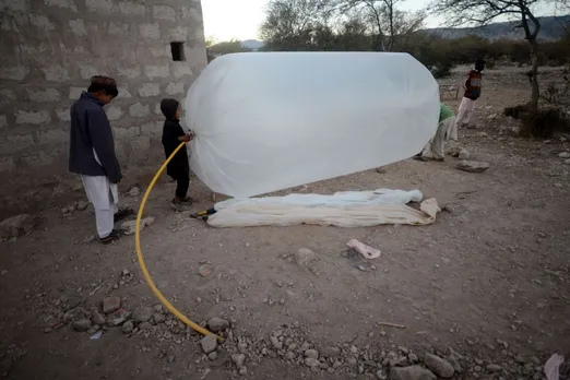 Natural gas in plastic bags, dangerous technique used in Pakistan to cook