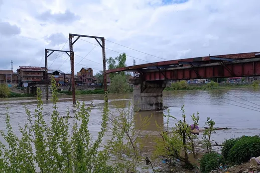 Gandbal: Boat mishap on Jhelum river raises questions, demands answers on bridge delay