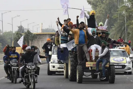 Large number of farmers traveling towards Delhi