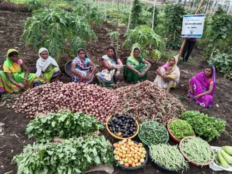 महामारी में रोजगार और पोषण का इंतज़ाम करती महिलाएं