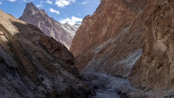 Govt builds tunnels connecting Kashmir with Ladakh