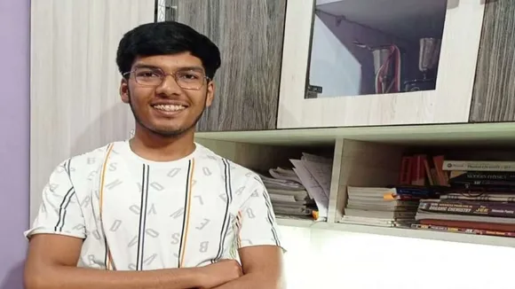 Mridul Agarwal topper of IIT