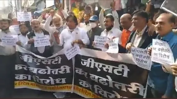 GST hike on clothes, Indore shopkeepers protesting