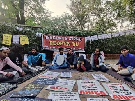 Protest to reopen Delhi University continues, admin turns a deaf ear