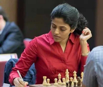 Who sent an envelope containing adult film to Indian women chess players?