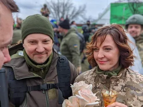 Love amidst violence: Ukraine soldiers get married on battlefield