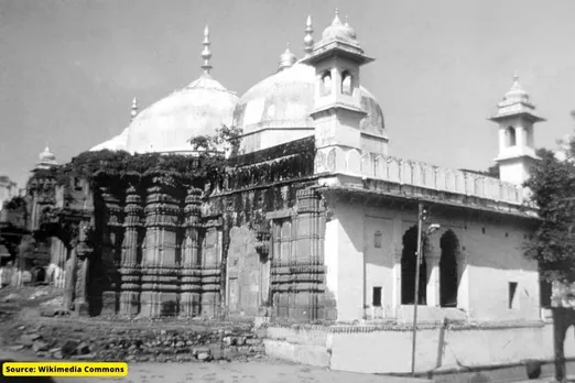 What prominent historians say about Gyanvapi Mosque?