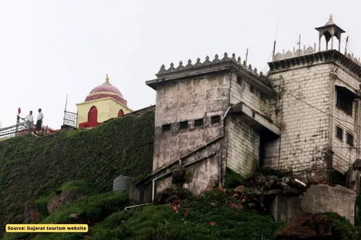 History: There was Hazrat Sadanshah Wali Peer Dargah atop Pavagadh Kalika Temple