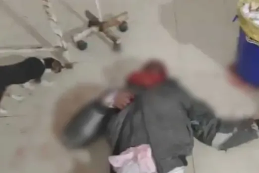 कुशीनगर :  ज़िला अस्पताल में फर्श पर तड़पता रहा घायल; इलाज को नहीं आए डॉक्टर