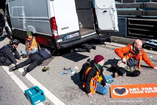 Climate activist disrupts traffic in Hamburg to highlight climate crisis