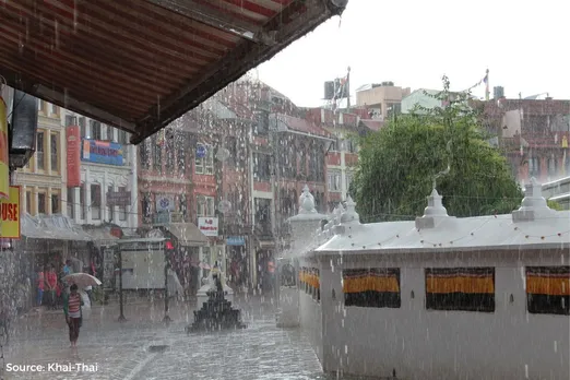 What made monsoon hit Delhi and Mumbai on same day?