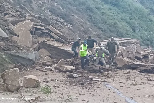 4 dead as massive landslide hits Truck on Jammu-Srinagar National Highway