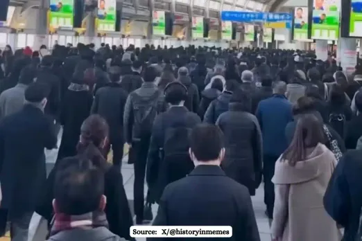 Must watch Video of Japanese maintaining respectful silence during their journeys to work