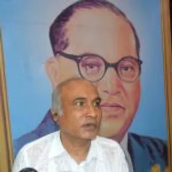 पलाश विश्वास जन्म 18 मई 1958 एम ए अंग्रेजी साहित्य, डीएसबी कालेज नैनीताल, कुमाऊं विश्वविद्यालय दैनिक आवाज, प्रभात खबर, अमर उजाला, जागरण के बाद जनसत्ता में 1991 से 2016 तक सम्पादकीय में सेवारत रहने के उपरांत रिटायर होकर उत्तराखण्ड के उधमसिंह नगर में अपने गांव में बस गए और फिलहाल मासिक साहित्यिक पत्रिका प्रेरणा अंशु के कार्यकारी संपादक। उपन्यास अमेरिका से सावधान कहानी संग्रह- अंडे सेंते लोग, ईश्वर की गलती। सम्पादन- अनसुनी आवाज - मास्टर प्रताप सिंह चाहे तो परिचय में यह भी जोड़ सकते हैं- फीचर फिल्मों वसीयत और इमेजिनरी लाइन के लिए संवाद लेखन मणिपुर डायरी और लालगढ़ डायरी हिन्दी के अलावा अंग्रेजी औऱ बंगला में भी नियमित लेखन अंग्रेजी में विश्वभर के अखबारों में लेख प्रकाशित। 2003 से तीनों भाषाओं में ब्लॉग