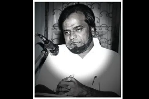 नाम :- मोहम्मद खुर्शीद अकरम तख़ल्लुस : सोज़ / सोज़ मुशीरी वल्दियत :- मौलाना अब्दुस्समद ( मरहूम ) जन्म तिथि :- 01/03/1965 जन्म स्थान : - बिहार शरीफ़, ज़िला :- नालंदा (बिहार) शिक्षा :- 1) बी.ए.             2) डिप. इन माइनिंग इंजीनियरिंग     उस्ताद-ए-सुख़न :-( स्व) हज़रत मुशीर झिन्झानवी देहलवी काव्य संकलन : - सोज़-ए-दिल सम्मान :- 1. आदर्श कवि सम्मान, और साहित्य श्री सम्मान संप्रति :- कोल इंडिया की वेस्टर्न कोलफील्ड्स लिमिटेड में कार्यरत संपर्क :- बी-22, कैलाश नगर, पोस्ट :- साखरा(कोलगाँव), तहसील :- वणी ज़िला :- यवतमाल , पिन:- 445307 (महाराष्ट्र)