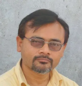 Dr Raju Ranjan Prasad पच्चीस जनवरी उन्नीस सौ अड़सठ को पटना जिले के तिनेरी गांव में जन्म। उन्नीस सौ चौरासी में गांव ही के ‘श्री जगमोहन उच्च विद्यालय, तिनेरी’ से मैट्रिक की परीक्षा (बिहार विद्यालय परीक्षा समिति, पटना) उत्तीर्ण। बी. ए. (इतिहास ऑनर्स) तक की शिक्षा बी. एन. कॉलेज, पटना (पटना विश्वविद्यालय, पटना) से। एम. ए. इतिहास विभाग, पटना विश्वविद्यालय, पटना से (सत्र 89-91) उन्नीस सौ तिरानबे में। ‘प्राचीन भारत में प्रभुत्त्व की खोज: ब्राह्मण-क्षत्रिय संघर्ष के विशेष संदर्भ में’ (1000 ई. पू. से 200 ई. तक) विषय पर शोधकार्य हेतु सन् 2002-04 के लिए आइ. सी. एच. आर का जूनियर रिसर्च फेलोशिप। मई, 2006 में शोधोपाधि। पांच अंकों तक ‘प्रति औपनिवेशिक लेखन’ की अनियतकालीन पत्रिका ‘लोक दायरा’ का संपादन। सोसायटी फॉर पीजेण्ट स्टडीज, पटना एवं सोसायटी फॉर रीजनल स्टडीज, पटना का कार्यकारिणी सदस्य। सम्प्रति मत-मतांतर, यादें, पुनर्पाठ आदि ब्लौगों का संचालन एवं नियमित लेखन।