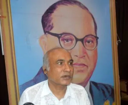 पलाश विश्वास जन्म 18 मई 1958 एम ए अंग्रेजी साहित्य, डीएसबी कालेज नैनीताल, कुमाऊं विश्वविद्यालय दैनिक आवाज, प्रभात खबर, अमर उजाला, जागरण के बाद जनसत्ता में 1991 से 2016 तक सम्पादकीय में सेवारत रहने के उपरांत रिटायर होकर उत्तराखण्ड के उधमसिंह नगर में अपने गांव में बस गए और फिलहाल मासिक साहित्यिक पत्रिका प्रेरणा अंशु के कार्यकारी संपादक। उपन्यास अमेरिका से सावधान कहानी संग्रह- अंडे सेंते लोग, ईश्वर की गलती। सम्पादन- अनसुनी आवाज - मास्टर प्रताप सिंह चाहे तो परिचय में यह भी जोड़ सकते हैं- फीचर फिल्मों वसीयत और इमेजिनरी लाइन के लिए संवाद लेखन मणिपुर डायरी और लालगढ़ डायरी हिन्दी के अलावा अंग्रेजी औऱ बंगला में भी नियमित लेखन अंग्रेजी में विश्वभर के अखबारों में लेख प्रकाशित। 2003 से तीनों भाषाओं में ब्लॉग