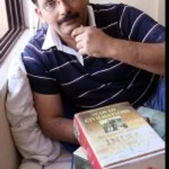 अमरेश मिश्र (Amaresh Mishra) लेखक वरिष्ठ पत्रकार, इतिहासकार व फिल्म पटकथा लेखक हैं।