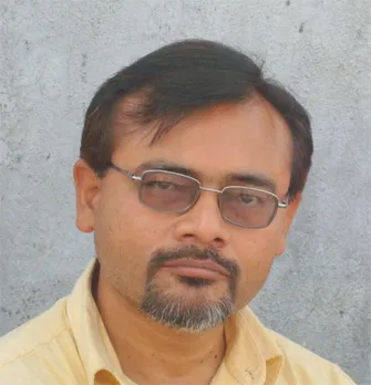 Dr Raju Ranjan Prasad पच्चीस जनवरी उन्नीस सौ अड़सठ को पटना जिले के तिनेरी गांव में जन्म। उन्नीस सौ चौरासी में गांव ही के ‘श्री जगमोहन उच्च विद्यालय, तिनेरी’ से मैट्रिक की परीक्षा (बिहार विद्यालय परीक्षा समिति, पटना) उत्तीर्ण। बी. ए. (इतिहास ऑनर्स) तक की शिक्षा बी. एन. कॉलेज, पटना (पटना विश्वविद्यालय, पटना) से। एम. ए. इतिहास विभाग, पटना विश्वविद्यालय, पटना से (सत्र 89-91) उन्नीस सौ तिरानबे में। ‘प्राचीन भारत में प्रभुत्त्व की खोज: ब्राह्मण-क्षत्रिय संघर्ष के विशेष संदर्भ में’ (1000 ई. पू. से 200 ई. तक) विषय पर शोधकार्य हेतु सन् 2002-04 के लिए आइ. सी. एच. आर का जूनियर रिसर्च फेलोशिप। मई, 2006 में शोधोपाधि। पांच अंकों तक ‘प्रति औपनिवेशिक लेखन’ की अनियतकालीन पत्रिका ‘लोक दायरा’ का संपादन। सोसायटी फॉर पीजेण्ट स्टडीज, पटना एवं सोसायटी फॉर रीजनल स्टडीज, पटना का कार्यकारिणी सदस्य। सम्प्रति मत-मतांतर, यादें, पुनर्पाठ आदि ब्लौगों का संचालन एवं नियमित लेखन।