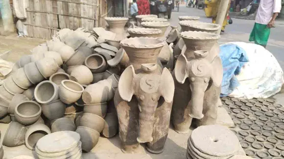 Other clay items made by a potter कुम्हार द्वारा तैयार मिट्टी के अन्य सामान