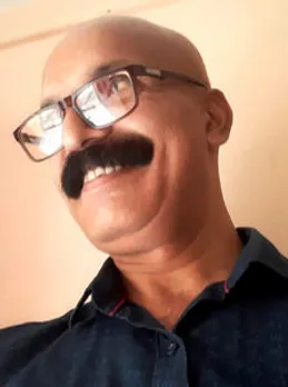 संजय दुबे (Sanjay Dubey alis Bittoo Baba), लेखक उप्र सरकार द्वारा मान्यताप्राप्त स्वतंत्र पत्रकार हैं। पिछले 25 सालों से लेखन क्षेत्र में सक्रिय।वर्तमान में हर मुख्य हिंदी समाचार पत्रों में नियमित रूप से राजनीति, सामयिक मुद्दे, व्यंग्य पर लेखन यात्रा जारी।