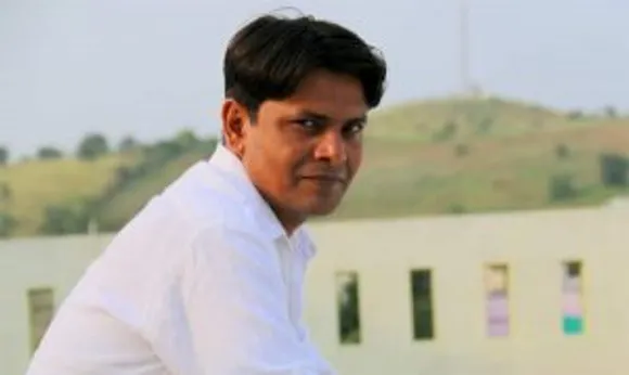 डॉ. मुकेश कुमार गहरा सामाजिक सरोकार रखते हैं और पिछले दो दशक से विभिन्न सामाजिक-राजनीतिक आंदोलनों से जुड़े रहे हैं। वर्तमान में अजीम प्रेम जी फाउंडेशन के साथ काम कर रहे है।