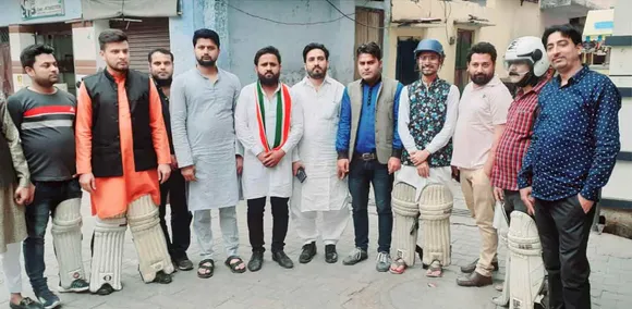 पत्रकारों को अखिलेश यादव की पिटाई से बचाने के लिए रामपुर में अल्पसंख्यक कांग्रेस ने बांटे हेलमेट और पैड