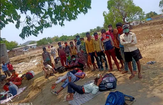 तेलंगाना-छत्तीसगढ़ के बॉर्डर पर तीन दिनों से फंसे हैं झारखंड के 30 प्रवासी मजदूर : वहीं रास्ते में हो गई रवि मुंडा की मौत, हैदराबाद में मजदूरों को बनाया बंधक
