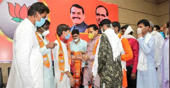मप्र में भाजपा कार्यालय में मोदीजी के आदेश “दो गज की दूरी” की उड़ीं धज्जियां, कमलनाथ ने पूछा- 'नियम सिर्फ गरीबों के लिये है क्या मोदी जी?'