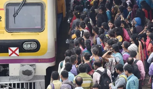 मुंबई की एक ट्रेन में 19 साल की लड़की को आया हार्ट अटैक, TC ने बचाई जान