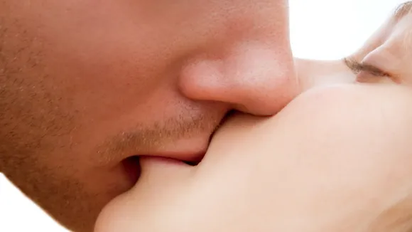 Kissing & Pregnancy: क्या किस करने से प्रेगनेंसी हो सकती है?