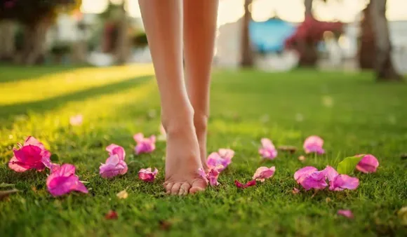 Walking On Grass: जानिए घास पर नंगे पैर चलने के फायदे