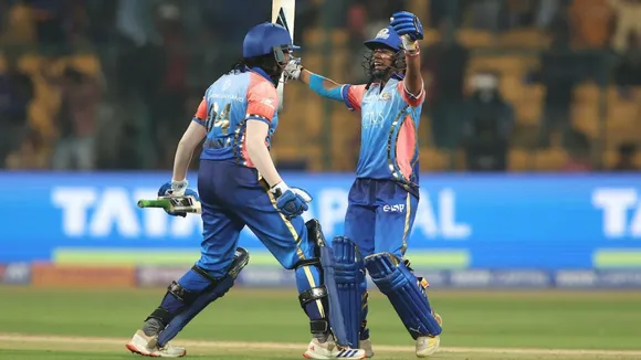 WPL: मुंबई इंडियंस ने आखिरी गेंद पर छक्का मारकर शानदार जीत हासिल की