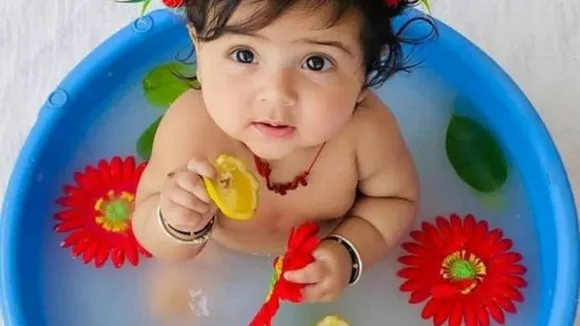 Baby Bath: सर्दियों में शिशु को नहलाते समय इन बातों का रखें ध्यान