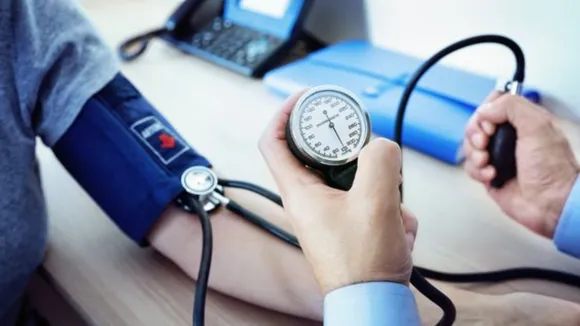 Blood Pressure: हाई ब्लड प्रेशर को बिना दवाई के कैसे कंट्रोल में रखें?