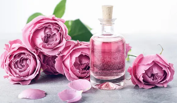 Rose Water: गुलाबजल में मिलाकर फेस पर कभी नही लगानी चाहिए ये चीजें