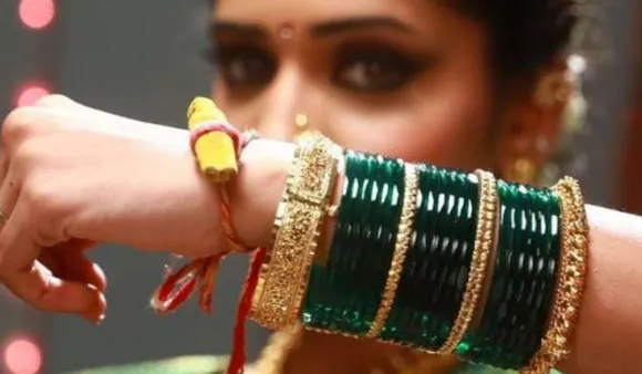 Green Bangles: जानिए सावन में क्यों पहनी जाती हैं हरी चूड़ियाँ