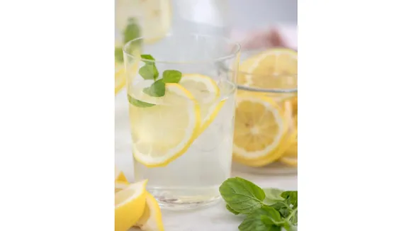 Lemon Water Benefits: जानें नींबू पानी पीने के 5 बेहतरीन फ़ायदे