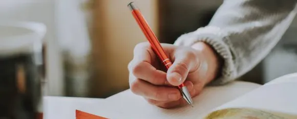 Writing As Hobby: लेखक के साथ पाठक का भी दिमाग बढ़ाता है लिखने का शौक