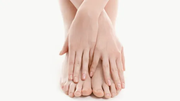 Skin Care: अपने हाथों पैरों को कैसे बचायें खुश्क सर्दी से
