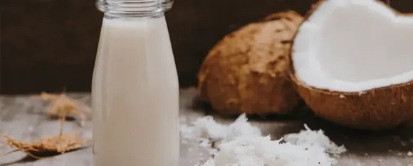 Coconut Milk: जानें बालों और त्वचा के लिए नारियल के दूध के फायदे