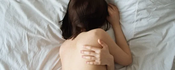 Sleeping Naked: महिलाओं के लिए नग्न होकर सोने के 8 बड़े फायदे