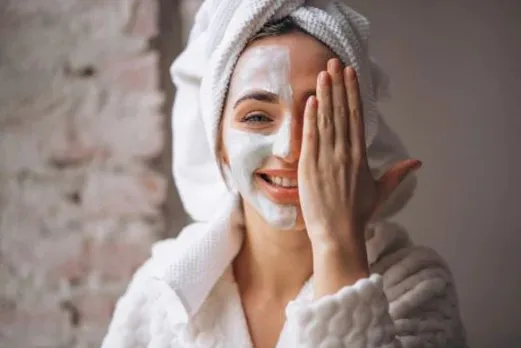 Facemasks For Different Skin: पिंपल से लेकर ग्लोइंग स्किन के लिए मास्क