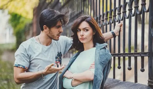 Relationship Tips: इन संकेतों से जानें आपके पार्टनर को नही है दिलचस्पी