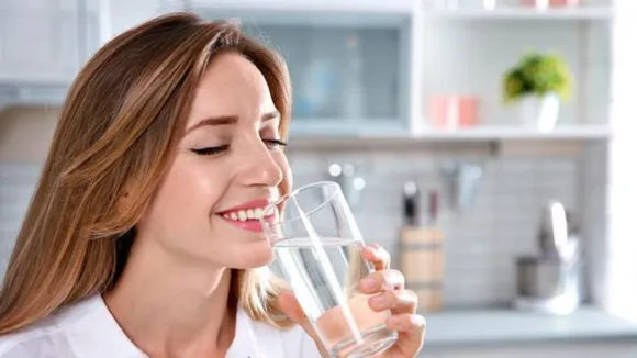 Health Care: क्या पानी पीने का कोई समय और तरीक़ा होता है?