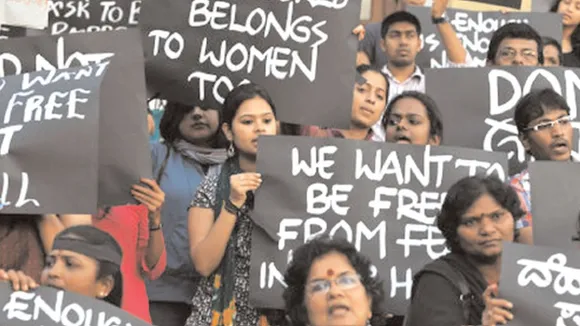 क्या कारण है कुछ लोगों में महिलाओं और Feminism के प्रति नेगेटिव ऐटिटूड होने का?